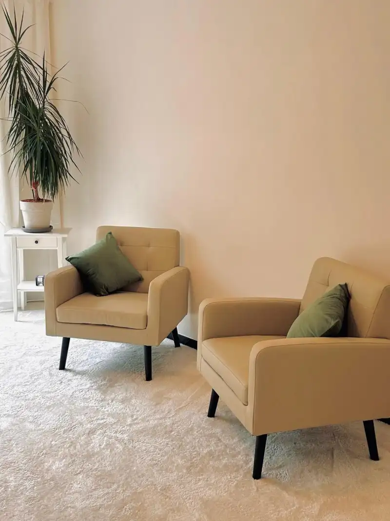 Praxisraum mit zwei Sesseln und grünen Kissen — Praxis Losgelöst Buxtehude